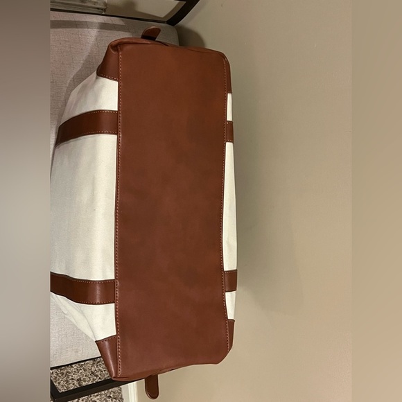 NWOT Badgley Mischka Barbara Tote Weekender Travel Bag White Canvas/Tan Leather - Picture 4 of 14